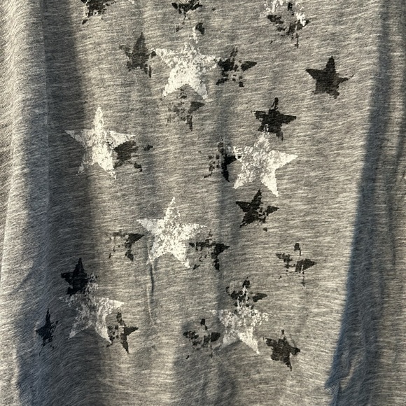 LABEL+thread Large Graphic Rebel V-neck Grey T-shirt with Stars detail - Picture 3 of 7